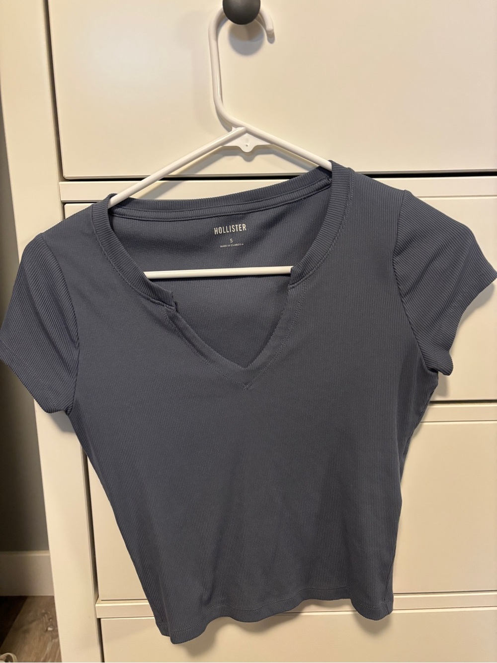 Hollister Short Sleeve Ribbed V-Neck Top in Slate Blue-Grey